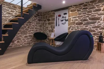 Coin salon dans l'établissement La Parenthèse Sensuelle - love room