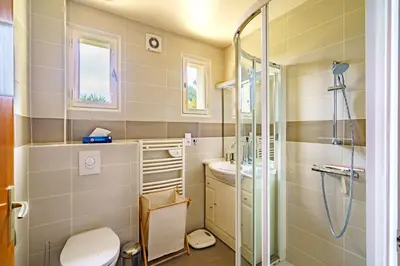 Salle de bains dans l'établissement Ty Anquer - 4 km de la plage