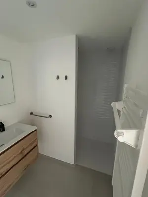 Salle de bains dans l'établissement Bleu horizon