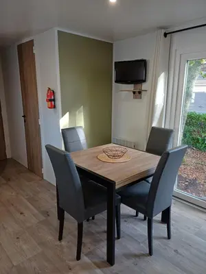 Télévision ou salle de divertissement dans l'établissement Mobil home 6 personnes 3 chambres