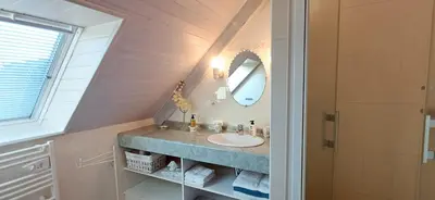 Plan de l'établissement Chambre kerantum avec une cuisine à disposition