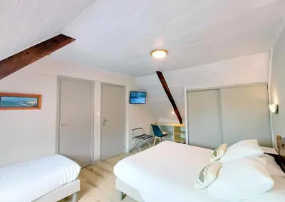 Plan de l'établissement Chambre kerantum avec une cuisine à disposition