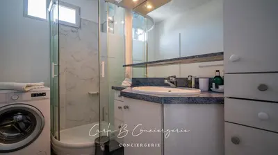 Salle de bains dans l'établissement NASSEAU Appartement vue mer 2 p Concarneau - Ville et mer