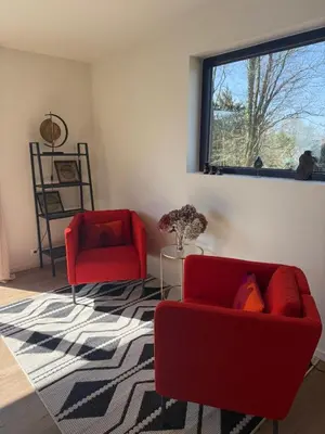 Coin salon dans l'établissement Studio neuf dans un espace boisé