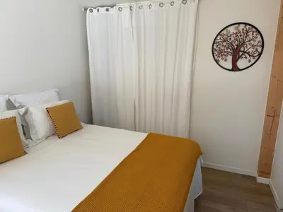 Un ou plusieurs lits dans un hébergement de l'établissement Studio neuf dans un espace boisé