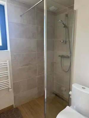 Salle de bains dans l'établissement Studio neuf dans un espace boisé