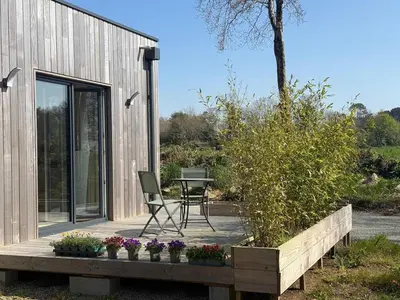 Jardin de l'établissement Studio neuf dans un espace boisé