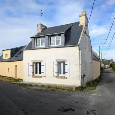 White house between land and sea St Pol de Léon