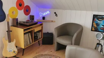 Coin salon dans l'établissement Les Chalets de Kerescar - Gîtes et lodge face à la mer - Bretagne