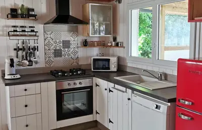 Cuisine ou kitchenette dans l'établissement Les Chalets de Kerescar - Gîtes et lodge face à la mer - Bretagne