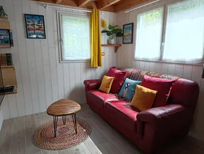 Coin salon dans l'établissement Les Chalets de Kerescar - Gîtes et lodge face à la mer - Bretagne