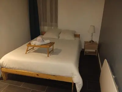 Un ou plusieurs lits dans un hébergement de l'établissement Appartement BREST tout confort avec internet et TV dans la chambre et le salon