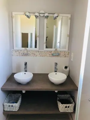 Salle de bains dans l'établissement Le calme proche mer