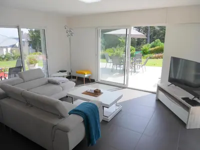 Télévision ou salle de divertissement dans l'établissement Holiday home with partial sea view, Douarnenez