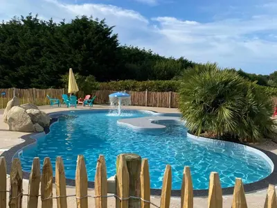Piscine de l'établissement Camping maeva Respire Le Domaine de Mesqueau ou située à proximité