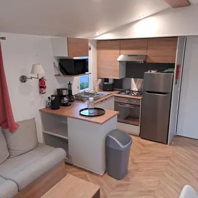 Cuisine ou kitchenette dans l'établissement Mobil-home 8 personnes camping PONT AVEN - WIFI GARANTIE-grande terrasse-lave linge