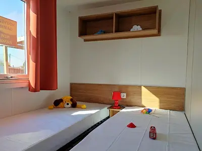 Un ou plusieurs lits dans un hébergement de l'établissement Mobil-home 8 personnes camping PONT AVEN - WIFI GARANTIE-grande terrasse-lave linge