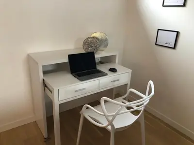 Télévision ou salle de divertissement dans l'établissement Complètement à l'ouest face à la mer