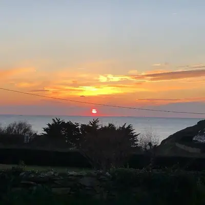 Complètement à l'ouest face à la mer