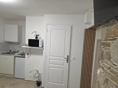 Cuisine ou kitchenette dans l'établissement Calm and central apartment