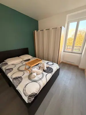 Un ou plusieurs lits dans un hébergement de l'établissement Appartement 3 Kerinou BREST avec TV dans la chambre & le salon