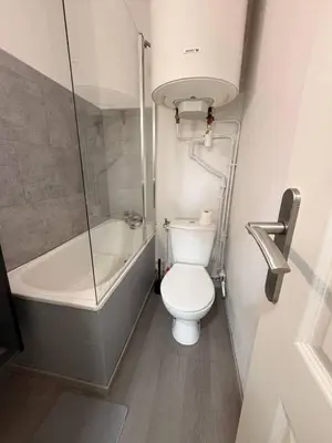 Salle de bains dans l'établissement Appartement 3 Kerinou BREST avec TV dans la chambre & le salon