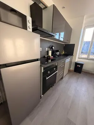 Cuisine ou kitchenette dans l'établissement Appartement 3 Kerinou BREST avec TV dans la chambre & le salon
