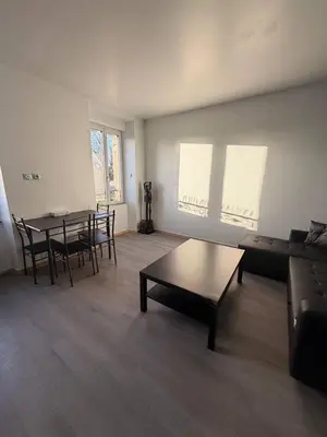 Coin salon dans l'établissement Appartement 3 Kerinou BREST avec TV dans la chambre & le salon