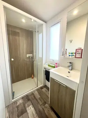 Salle de bains dans l'établissement Mobile Home Camping Paradis