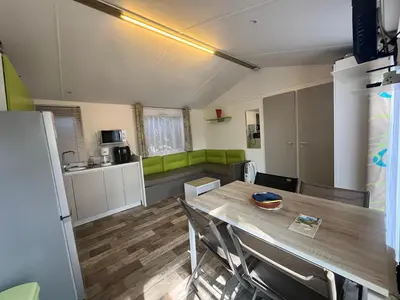 Cuisine ou kitchenette dans l'établissement Mobile Home Camping Paradis