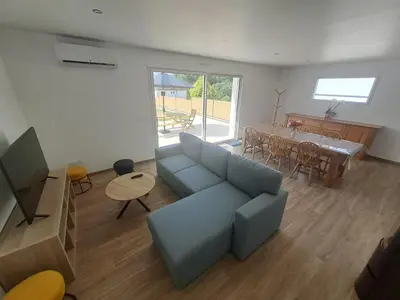 Télévision ou salle de divertissement dans l'établissement Maison climatisée à Plestin-les-Grèves