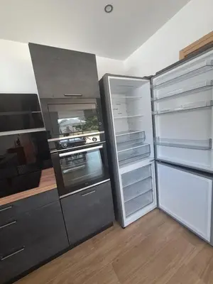 Cuisine ou kitchenette dans l'établissement Maison climatisée à Plestin-les-Grèves