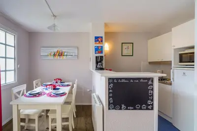 Cuisine ou kitchenette dans l'établissement La Pause Iodée - 100m de la plage