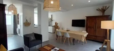 Télévision ou salle de divertissement dans l'établissement la maison d'AVA