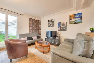Télévision ou salle de divertissement dans l'établissement Maison pour 6 avec grand jardin - proche centre