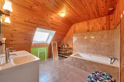 Salle de bains dans l'établissement Maison pour 6 avec grand jardin - proche centre