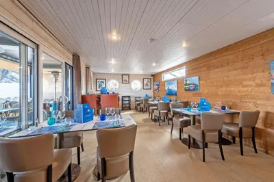 Restaurant ou autre lieu de restauration dans l'établissement Le Theven