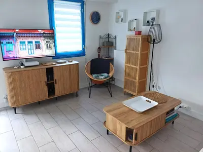 Télévision ou salle de divertissement dans l'établissement Les pieds dans l'eau