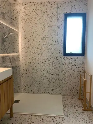 Salle de bains dans l'établissement La maison du Street Art