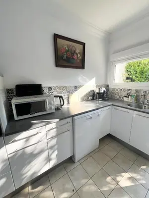 Cuisine ou kitchenette dans l'établissement Maison en bord de mer