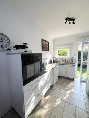Cuisine ou kitchenette dans l'établissement Maison en bord de mer
