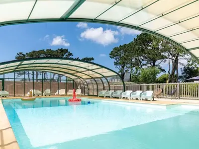 Piscine de l'établissement Mobile-home avec terrasse à Tréguennec, parfait pour 4 personnes - API-1-52-928 ou située à proximité