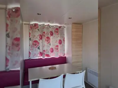 Coin salon dans l'établissement Mobile-home avec terrasse à Tréguennec, parfait pour 4 personnes - API-1-52-928