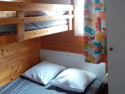 Un ou plusieurs lits dans un hébergement de l'établissement Chalet pour 5 personnes avec terrasse à Tréguennec - API-1-52-967