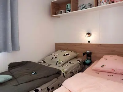 Un ou plusieurs lits dans un hébergement de l'établissement Mobil home avec terrasse pour 4 personnes - API-1-52-997