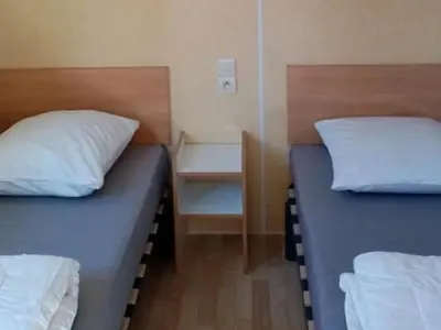 Un ou plusieurs lits dans un hébergement de l'établissement Mobil-home confortable avec terrasse pour 4 personnes à Tréguennec - API-1-52-1029