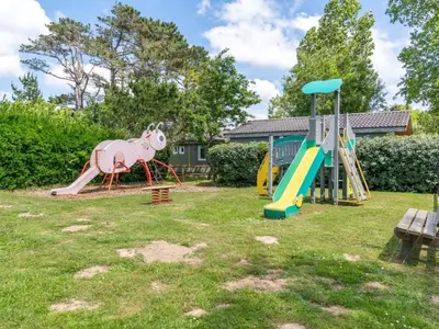 Aire de jeux pour enfants de l'établissement Mobil-home confortable avec terrasse pour 4 personnes à Tréguennec - API-1-52-1029