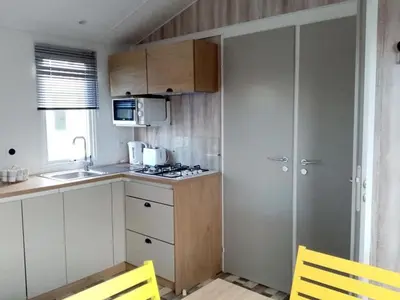 Cuisine ou kitchenette dans l'établissement Mobil home confortable - 6 personnes - Tréguennec - API-1-52-1047