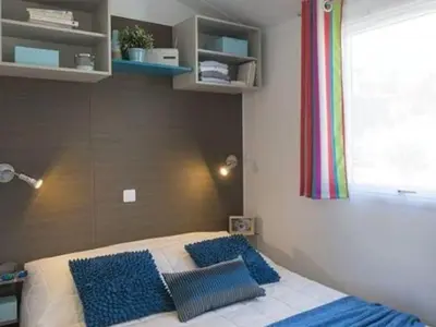 Un ou plusieurs lits dans un hébergement de l'établissement Mobil-home confortable avec terrasse à Tréguennec - API-1-52-1084