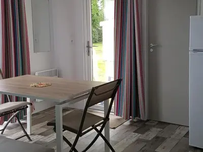Cuisine ou kitchenette dans l'établissement Mobil-home confortable avec terrasse à Tréguennec - API-1-52-1084